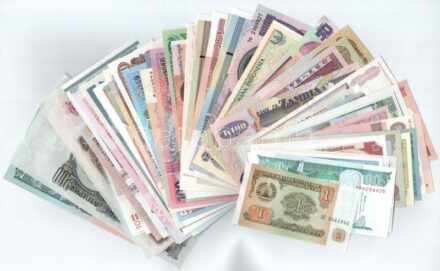 144db-os külföldi bankjegytétel, közte Bulgária, Észak-Korea, Afganisztán, Horvátország, Suriname, Irak, Zambia, stb. T:I,I- (nagy többsége) 144pcs foreign banknote lot, within Bulgária, North Korea, Afganisthan, Croatia, Suriname,