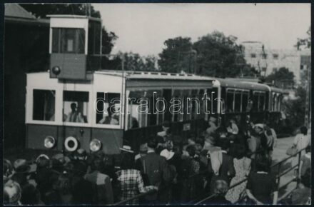 cca 1940 előtt készült felvételek a budai hegyekben közlekedő fogaskerekű szerelvényről, 1 db vintage NEGATÍV és 1 db vintage fotó, a papírkép nem a tételben szereplő negatívról készült; mindkét felvételen jól látszanak a