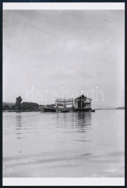 cca 1933 Dunára telepített hajómalom, 1 db mai nagyítás régi negatívról, 15x10 cm / ship mill, modern copy of vintage photo