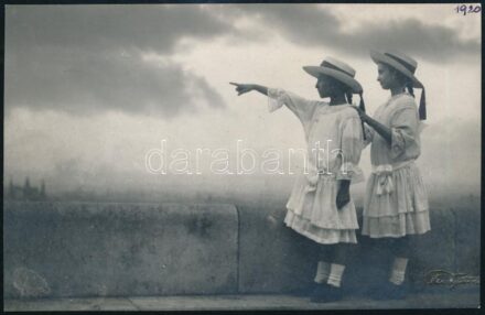 1920 Budapest, Kerny István (1879-1963) budapesti fotóművész hagyatékából 1 db évszámozott vintage fotó, hidegpecséttel jelzett, a képen a leányai (Gizella és Jolán) láthatók, 10,8x17 cm
