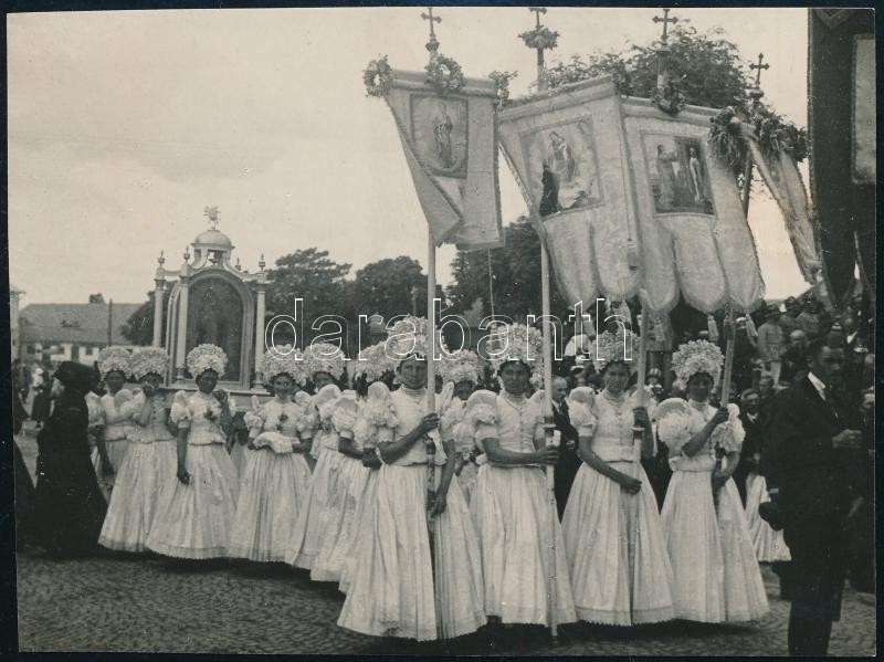 cca 1929 Mezőkövesd, ünnepi körmenet, Márialeányok vonulása, Kerny István (1879-1963) budapesti fotóművész hagyatékából 1 db feliratozott vintage fotó, 9,3x12,5 cm