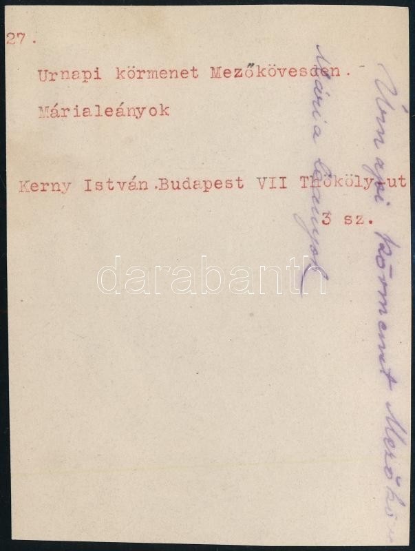 cca 1929 Mezőkövesd, ünnepi körmenet, Márialeányok vonulása, Kerny István (1879-1963) budapesti fotóművész hagyatékából 1 db feliratozott vintage fotó, 9,3x12,5 cm - Image 2