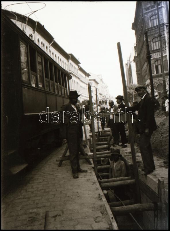 cca 1930 Budapest, kábelfektető árok, Kerny István (1879-1963) budapesti fotóművész hagyatékából 2 db vintage NEGATÍV, az egyik felvételen éppen villamos halad el az árok mellett, 6x4,5 cm - Image 2