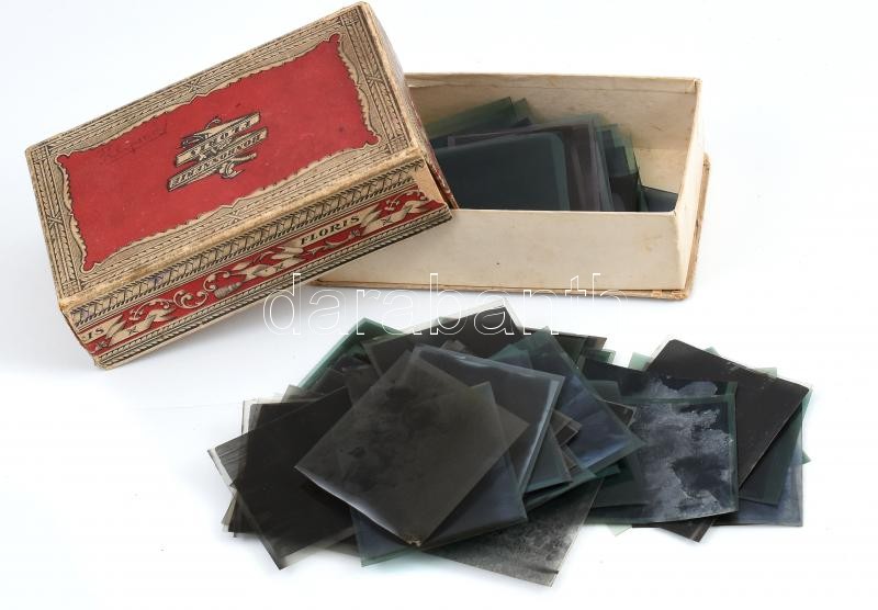 cca 1940 előtt készült felvételek sokféle témáról, a Flóris bonbonos doboz felirata szerint ezek ún. ,,Knipszek', 101 db vintage NEGATÍV, 6x9 cm és 3x4 cm között - Image 3