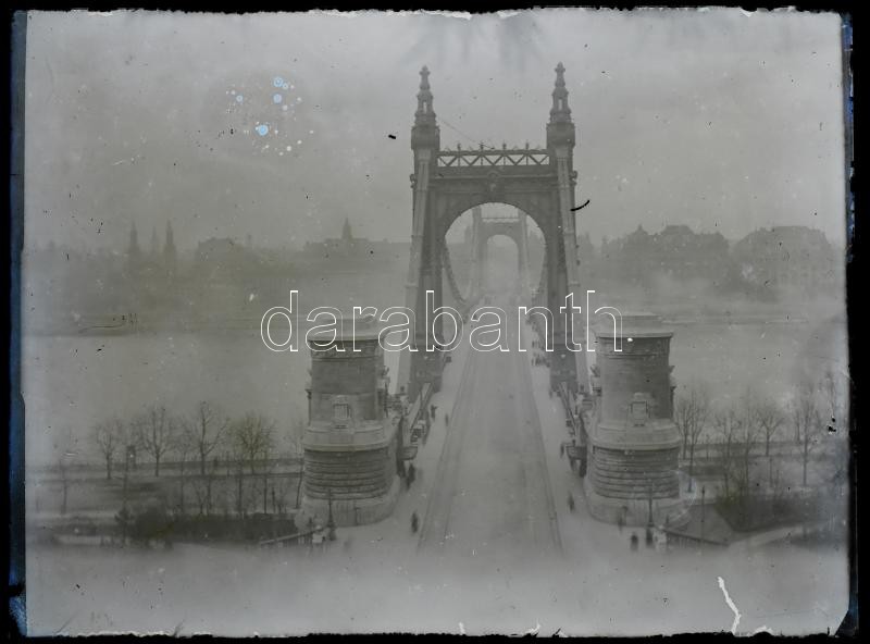 cca 1928 Az Erzsébet híd budai hídfője, 1 db vintage NEGATÍV üveglemezen Kerny István (1879-1963) budapesti fotóművész hagyatékából, 12x9 cm