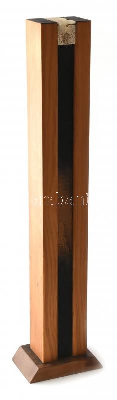 Dechandt Antal (1959-): Obeliszk, 2006. Mahagóni talapzat, tölgy felsőrésszel, tetején csont berakással. Jelzett az alján. m: 67 cm