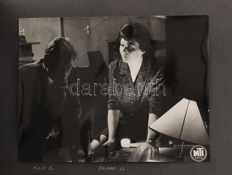 1952 Dobozy Imre író 'Holnap folytatjuk' című színműve Nemzeti Színházbeli darabjáról készített fotósorozat a szereplőkről, 15 db 23,5×17,5 cm-es fotóval, feliratozva, az első lapon az író és a színészek 12 db saját kezű - Image 4