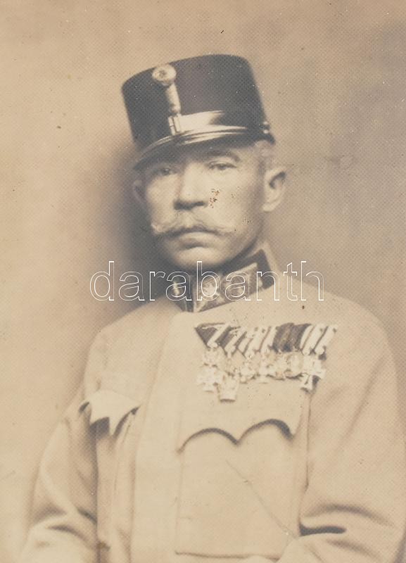 cca 1925 Vitéz bürkösi Latzin Rajmund (1858-1929) altábornagy kitüntetéseivel, fotó korabeli keretben, kis foltokkal, 19×13 cm - Image 2