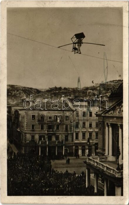 Kötéltáncos Fiume város felett a színházzal / rope dancer over the city of Rijeka with the theatre (fl)