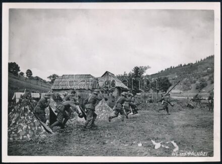 1941 Légvédelmi tüzelőállás riadója, Pálházi ht. szd. eredeti fotója, hátoldalon feliratozva, 13×17,5 cm