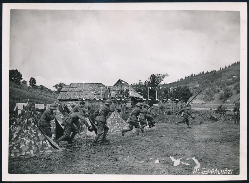1941 Légvédelmi tüzelőállás riadója, Pálházi ht. szd. eredeti fotója, hátoldalon feliratozva, 13×17,5 cm