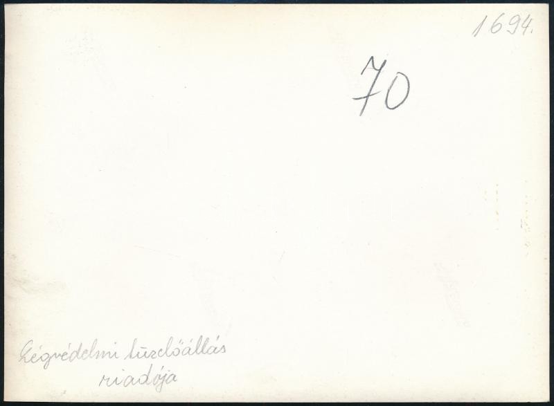 1941 Légvédelmi tüzelőállás riadója, Pálházi ht. szd. eredeti fotója, hátoldalon feliratozva, 13×17,5 cm - Image 2