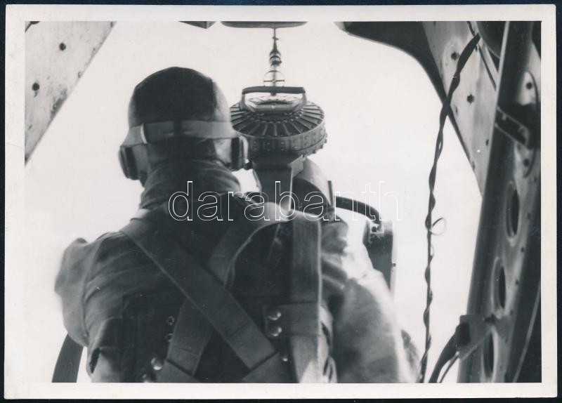 1941 Bombavető gép géppuska lövésze tüzelésre készen, MFI eredeti fotó, hátoldalon pecséttel és felirattal, 13×17,5 cm