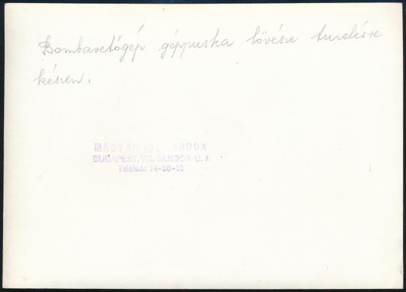 1941 Bombavető gép géppuska lövésze tüzelésre készen, MFI eredeti fotó, hátoldalon pecséttel és felirattal, 13×17,5 cm - Image 2