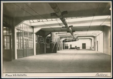 1911 Az újonnan épített asztalosműhelycsarnok a Bécs melletti Fischamend k.u.k. repülőgépgyárban, feliratozott eredeti fotó, kis sérüléssel, 12×17 cm / Fischamend, carpentry workshop , vintage photo