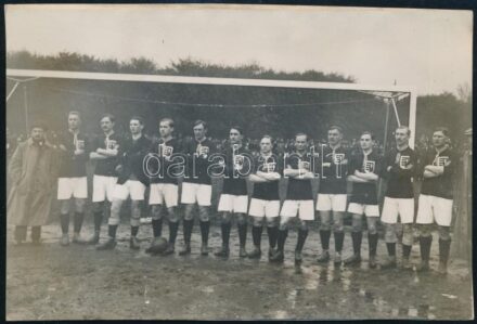 1913 A magyar labdarúgó válogatott csapat 1913. április 27-én Bécsben az osztrákok elleni meccsen (4:1), közte Zsák, Schlosser, Tóth Potya, fotó kartonon, hátoldalon feliratozva, 11×16,5 cm