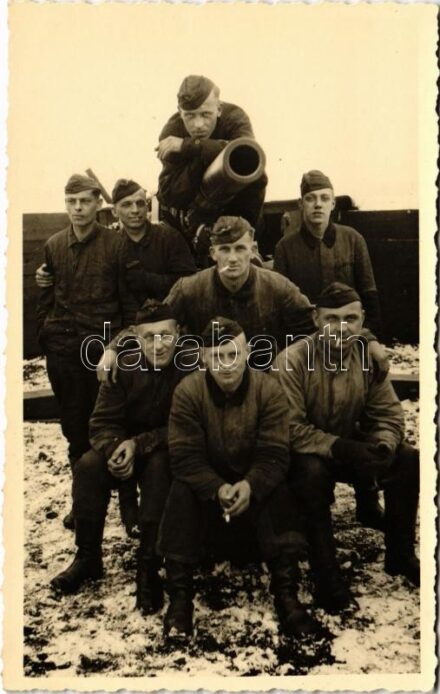 Magyar katonák csoportja / WWII Hungarian military, group of soldiers. photo