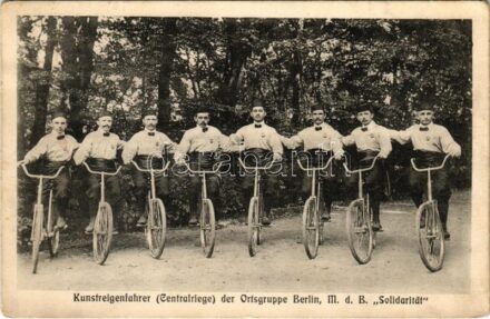 Berlin, Kunstreigenfahrer (Centralriege) der Ortsgruppe, M.d.B. Solidarität / Bicycle acrobats, circus cyclist adcrobats / Német biciklis (kerékpáros) cirkuszi akrobaták