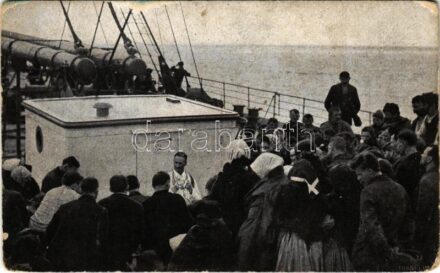Kivándorlási hajó Amerikába, istentisztelet a fedélzeten / Emigration ship to America, mass on the deck (szakadás / tear)
