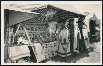 cca 1930 Hortobágyi hídi vásár, Szilágyi debreceni mézeskalácsos sátra, Benkő László felvétele, hátoldalon pecsételve és feliratozva, 9×14 vm