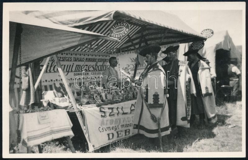 cca 1930 Hortobágyi hídi vásár, Szilágyi debreceni mézeskalácsos sátra, Benkő László felvétele, hátoldalon pecsételve és feliratozva, 9×14 vm