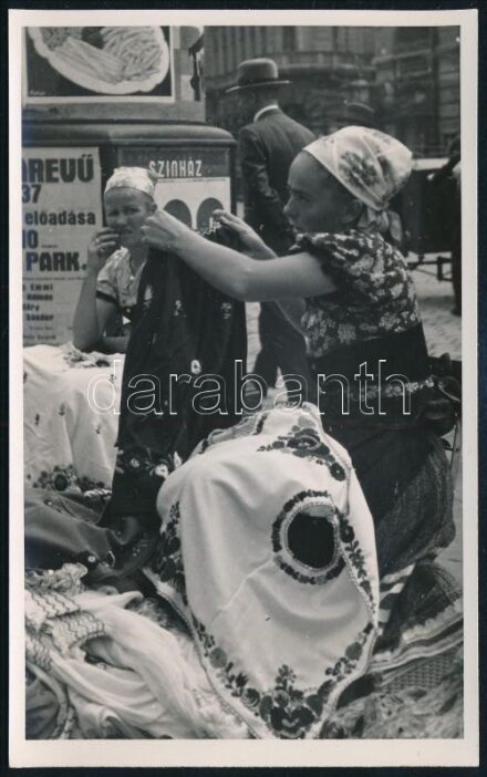 cca 1935 Budapest, hímző asszonyok portékájuk árusítása közben a Teleki téren, fotó, szép állapotban, 13,5×8 cm