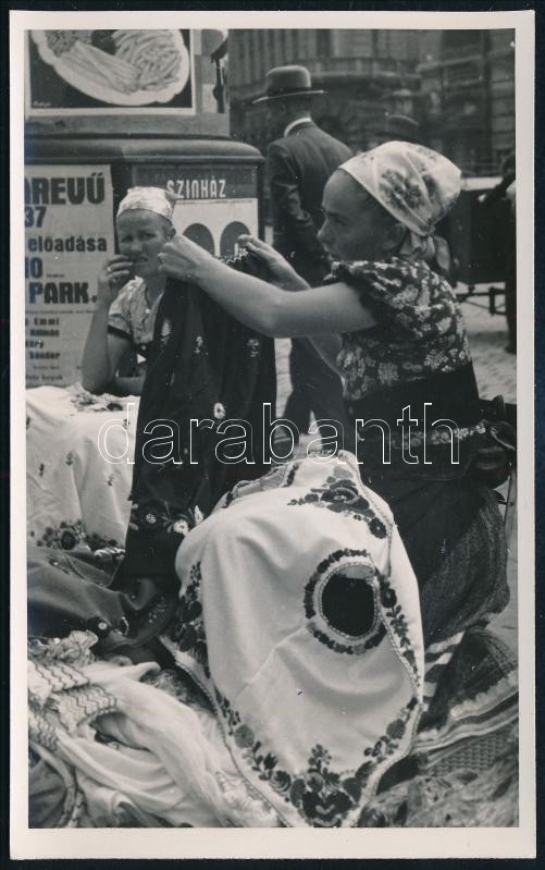 cca 1935 Budapest, hímző asszonyok portékájuk árusítása közben a Teleki téren, fotó, szép állapotban, 13,5×8 cm