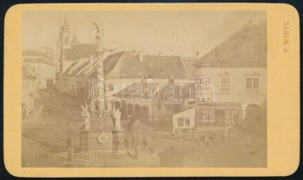 cca 1870 Nagyszombat (Felvidék / Trnava) főtere a Szentháromság-szoborral és üzletekkel, keményhátú fotó V. Wietz műterméből, szép állapotban, 6×10 cm / vintage photo, good condition