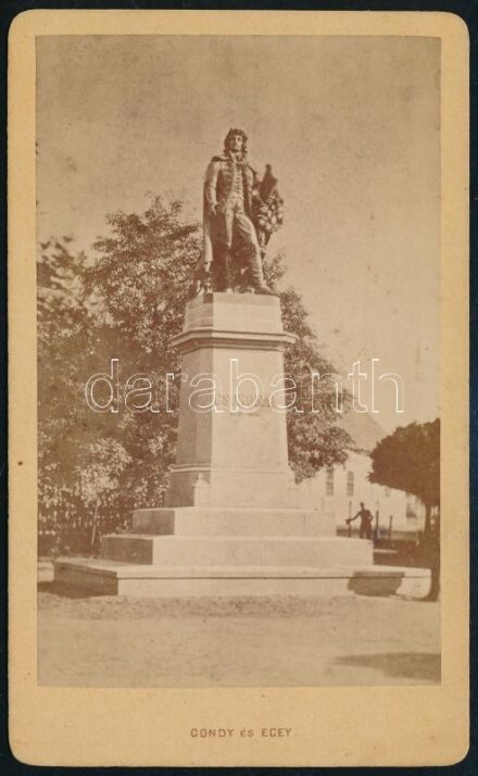 1875 A debreceni Csokonai-szobor, keményhátú fotó Gondy és Egei műterméből, 10,5×6 cm