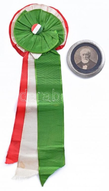 1894 Kossuth Lajos (1802-1894) arcképével díszített gyászjelvény, sérült, d: 5,5 cm + cca 1930-1940 Régi nemzetiszínű kokárda, középen nemzetiszín jelvénnyel, 28x9 cm