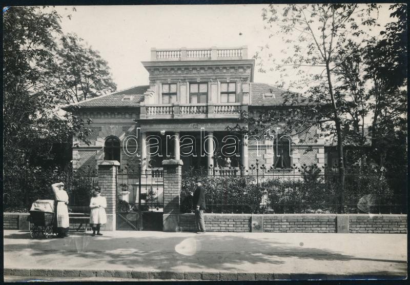 1935 Novotny villa fotója, Bp., VII. ker. Városligeti fasor 43. fotólap, a hátoldalán feliratozva, 9x13 cm