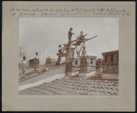 1914 'Az 1914. évi julius 23iki cyclon által elgörbített tetőtartó a fiumei városi hálózattán Corsia Deák 12. sz.', a vihar után károk helyreállítása Fiumében, keményhátú fotó, feliratozva, 10x13 cm