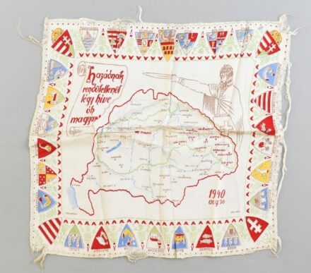 'Hazádnak rendületlenül légy híve óh magyar, 1940. aug. 30.', Nagy-Magyarországot és a történelmi megyecímereket ábrázoló selyem kendő (zöld körvonallal Magyarország a II. világháború során visszacsatolt területekkel),