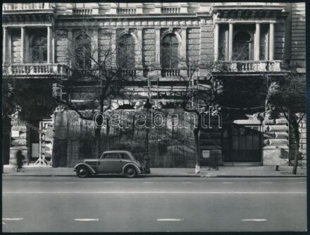 cca 1950-1960 Budapesti utcarészlet, Seidner Zoltán (1896-1960) (Magyar Foto), a hátoldalán pecséttel jelzett, az egyik sarkán kis törésnyommal, retusálás nyomával a felületén, 18x24 cm