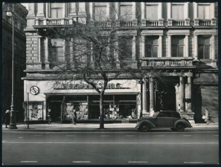 cca 1950-1960 Budapesti utcarészlet, Seidner Zoltán (1896-1960) (Magyar Foto), a hátoldalán pecséttel jelzett, az alján törésnyommal, 18x24 cm
