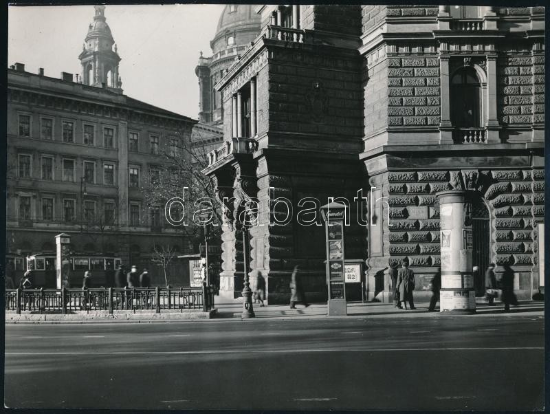 cca 1950-1960 Bajcsy-Zsilinszky út - Andrássy út sarok, háttérben a Szent István Bazilikával, budapesti utcarészlet, Seidner Zoltán (1896-1960) (Magyar Foto), a hátoldalán pecséttel jelzett, 18x24 cm