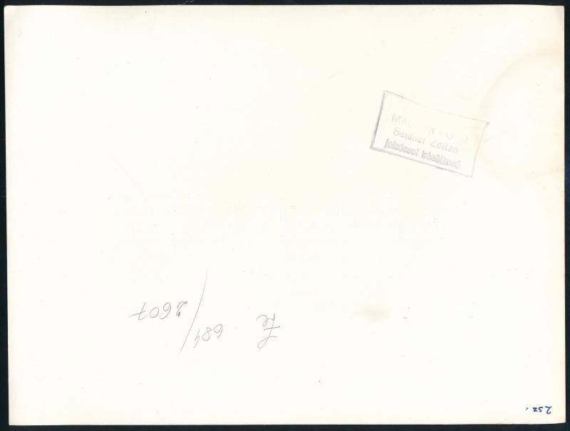 cca 1950-1960 Bajcsy-Zsilinszky út - Andrássy út sarok, háttérben a Szent István Bazilikával, budapesti utcarészlet, Seidner Zoltán (1896-1960) (Magyar Foto), a hátoldalán pecséttel jelzett, 18x24 cm - Image 2