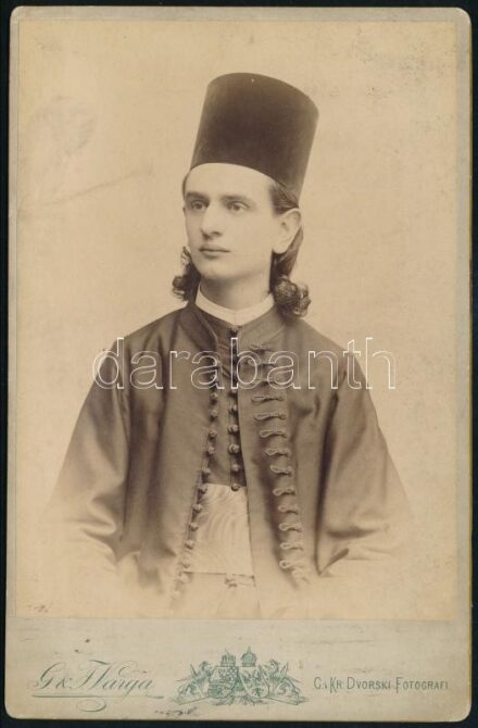 Vámbéry Rusztem (1872-1948) jogász, polgári radikális publicista, Vámbéry Ármin orientalista fia, aki védte József Attilát és Rákosi Mátyást is, keményhátú fotó Varga zágrábi műterméből, 16,5×10,5 cm