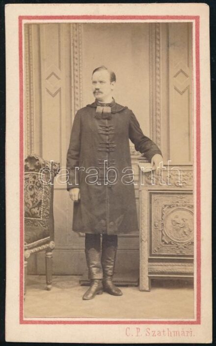 Koós Ferenc (1828-1905) református lelkész, író, a Hunnia egylet alapítója, keményhátú fotó Szathmári Pap Károly műterméből, 10,5×6,5 cm