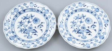 Meissen 2 db lapos tányér, porcelán, mázalatti kobaltkék hagymavirág mintával, jelzett: Royal kardos Meissen, hibátlan (az egyik talpperemén apró lepattanás, használatát nem befolyásolja), d: 25 cm