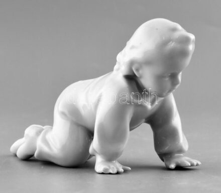 Zsolnay mászó kislány, fehér mázas porcelán, jelzett, apró kopásokkal, m: 10 cm