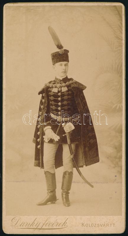 cca 1880-1890 nyáregyházi báró Nyáry László (1868-1929) földbirtokos fotója, keményhátú fotó a Dunky Fivérek kolozsvári műterméből, a felületén kis foltokkal, az alsó sarkán törésnyommal, 20x11 cm