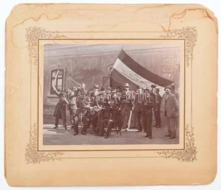 cca 1901 'Éljen báró Révay Gyula képviselő jelöltünk', vidám választási csoportkép, rajta a felvidéki szucsányi (Sucany) választási kerület szabadelvű-párti jelöltjét, báró Révay Gyulát támogató protezsálók