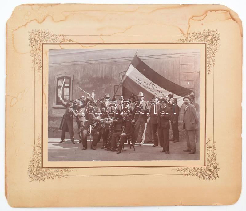 cca 1901 'Éljen báró Révay Gyula képviselő jelöltünk', vidám választási csoportkép, rajta a felvidéki szucsányi (Sucany) választási kerület szabadelvű-párti jelöltjét, báró Révay Gyulát támogató protezsálók