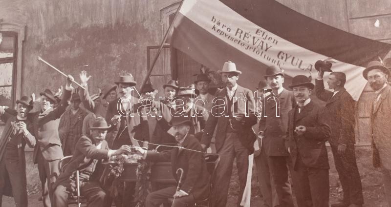 cca 1901 'Éljen báró Révay Gyula képviselő jelöltünk', vidám választási csoportkép, rajta a felvidéki szucsányi (Sucany) választási kerület szabadelvű-párti jelöltjét, báró Révay Gyulát támogató protezsálók - Image 2