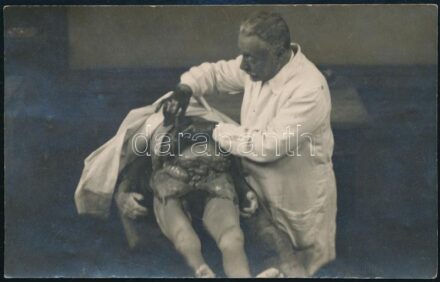 cca 1931 prof. Lenhossék Mihály (1863-1937) boncol, 1931. április, Győrffy István felvétele, fotólap, 8x13 cm