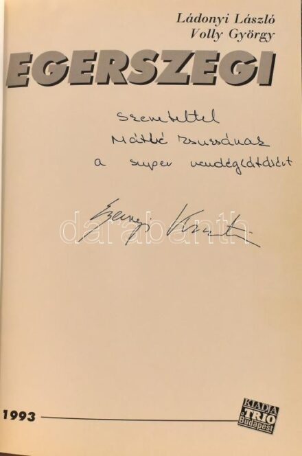 Ládonyi László, Volly György: Egerszegi. Bp., 1993, Trio. Gazdag képanyaggal illusztrálva. Kiadói kartonált papírkötés. Egerszegi Krisztina (1974- ) többszörös olimpiai-, világ- és Európa-bajnok úszó által DEDIKÁLT példány.