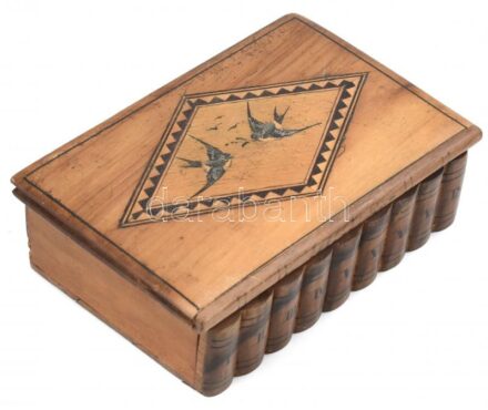 Fecskés intarziás fa doboz, kis sérülésekkel, az egyik zsanér elengedett, 13x9x4 cm