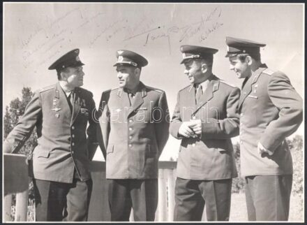 Jurij Alekszejevics Gagarin (1934-1968) szovjet űrhajós és társai autográf aláírása az őket ábrázoló fotón / autograph signature