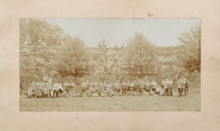 1914-1918 Császári és királyi csapattest csoportképe, kartonra kasírozott fotó, 20×38 cm